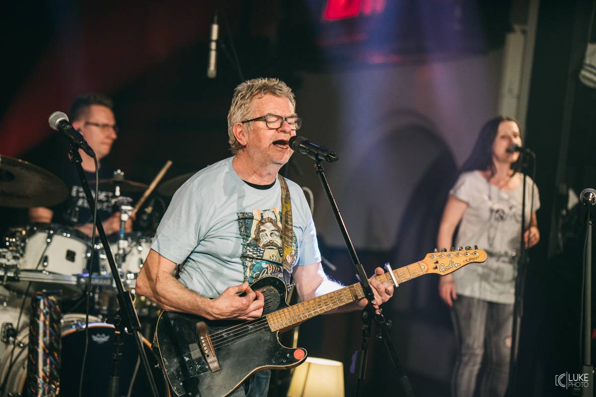 Mňága a Žďorp zahájila jarní turné a bylo to Spešl. Petr Fiala oslavil narozeniny, blahopřáli Tomáš Hanák, Petr Váša i Čechomor