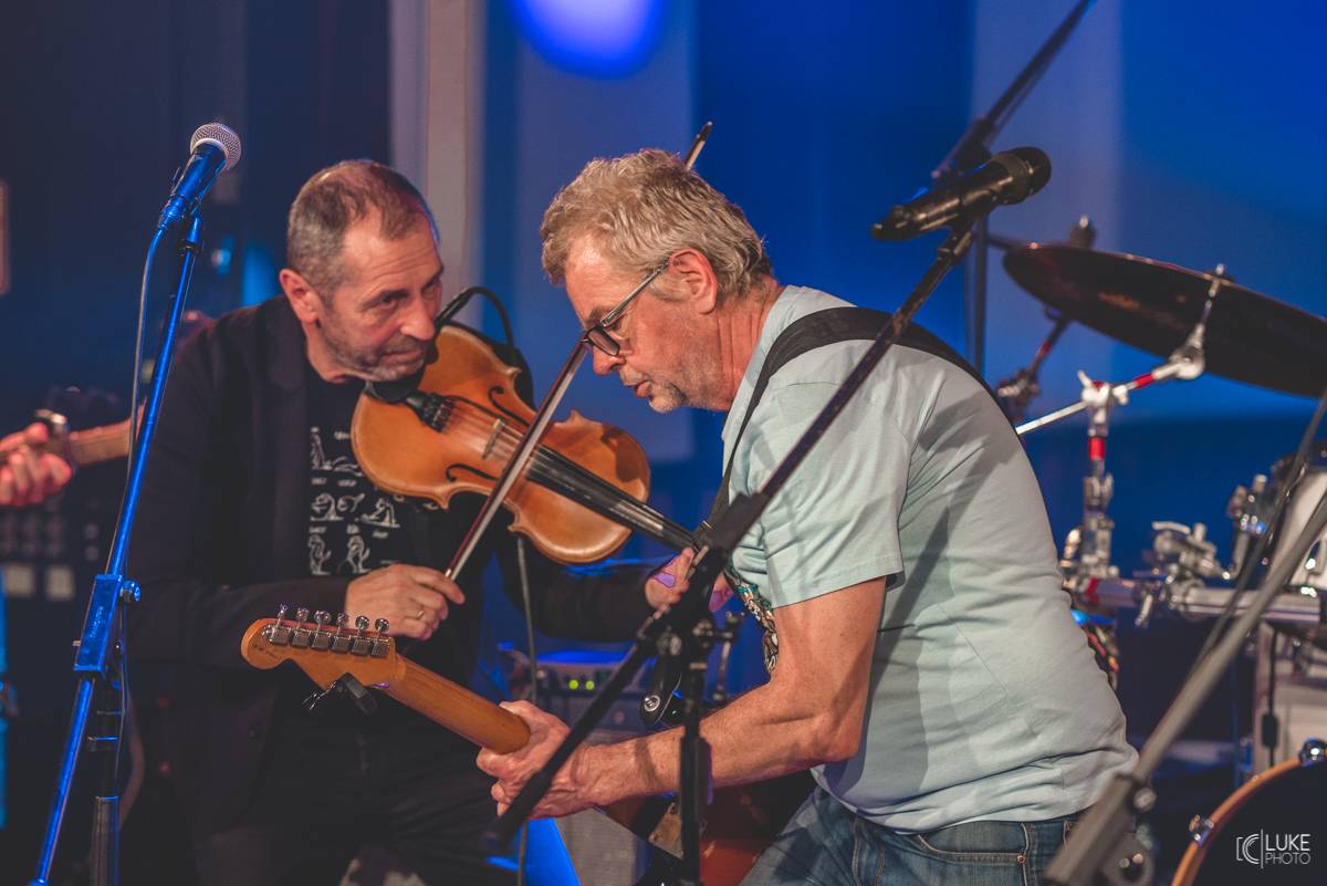 Mňága a Žďorp zahájila jarní turné a bylo to Spešl. Petr Fiala oslavil narozeniny, blahopřáli Tomáš Hanák, Petr Váša i Čechomor