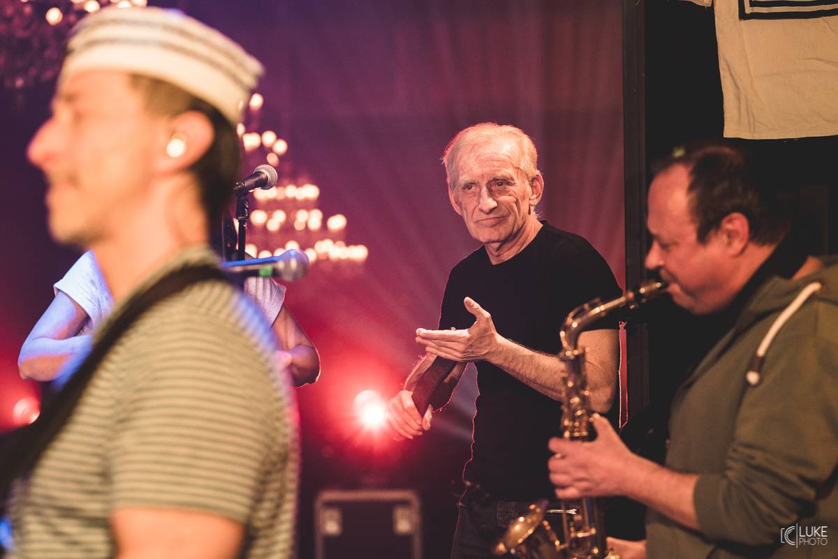 Mňága a Žďorp zahájila jarní turné a bylo to Spešl. Petr Fiala oslavil narozeniny, blahopřáli Tomáš Hanák, Petr Váša i Čechomor