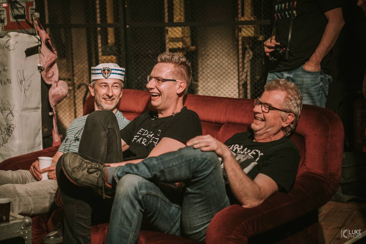 Mňága a Žďorp zahájila jarní turné a bylo to Spešl. Petr Fiala oslavil narozeniny, blahopřáli Tomáš Hanák, Petr Váša i Čechomor