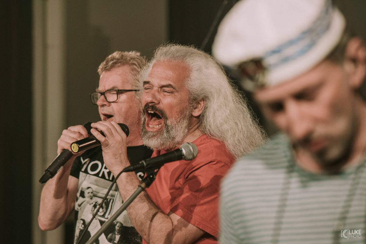 Mňága a Žďorp zahájila jarní turné a bylo to Spešl. Petr Fiala oslavil narozeniny, blahopřáli Tomáš Hanák, Petr Váša i Čechomor