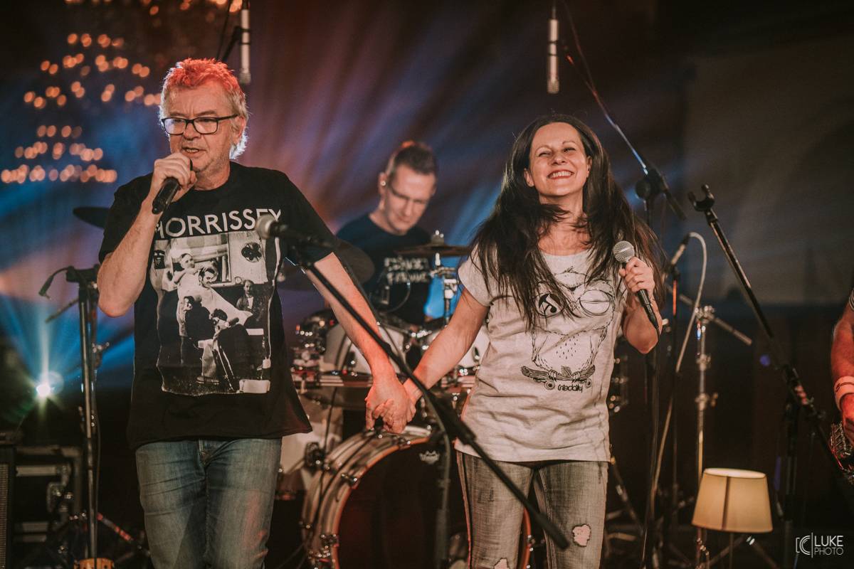 Mňága a Žďorp zahájila jarní turné a bylo to Spešl. Petr Fiala oslavil narozeniny, blahopřáli Tomáš Hanák, Petr Váša i Čechomor