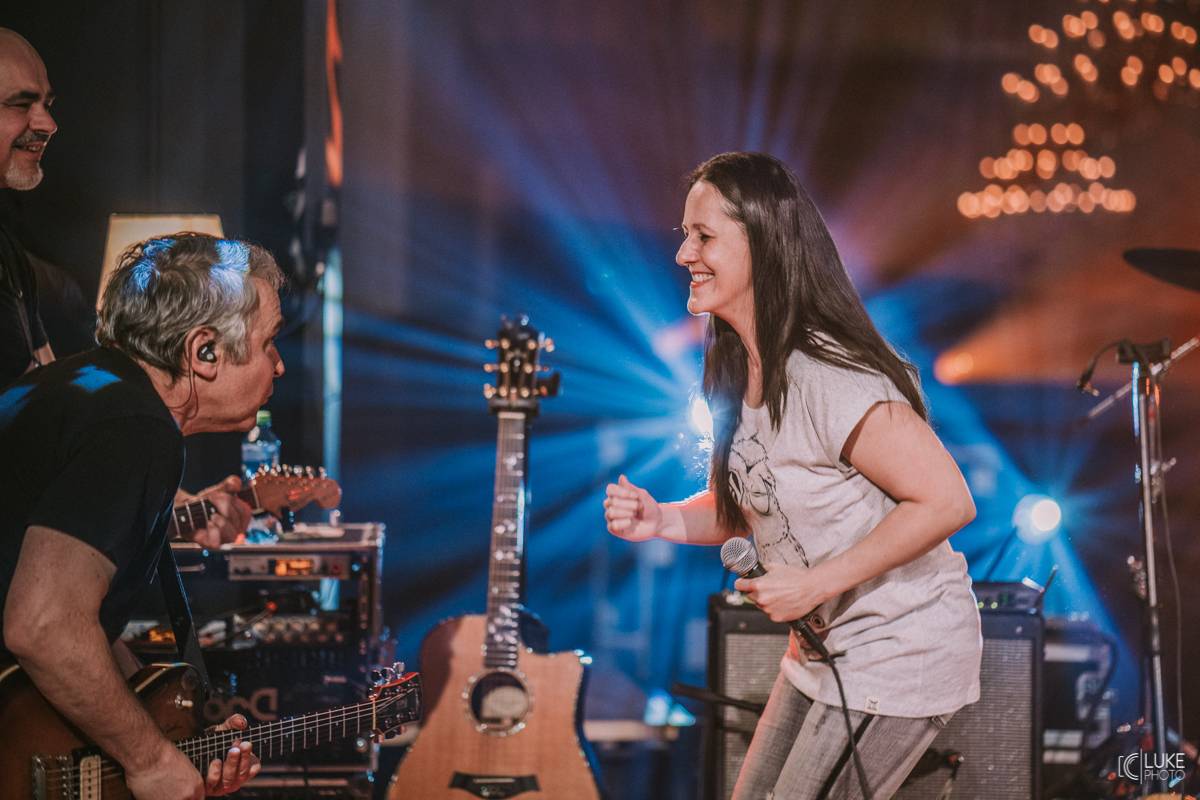 Mňága a Žďorp zahájila jarní turné a bylo to Spešl. Petr Fiala oslavil narozeniny, blahopřáli Tomáš Hanák, Petr Váša i Čechomor