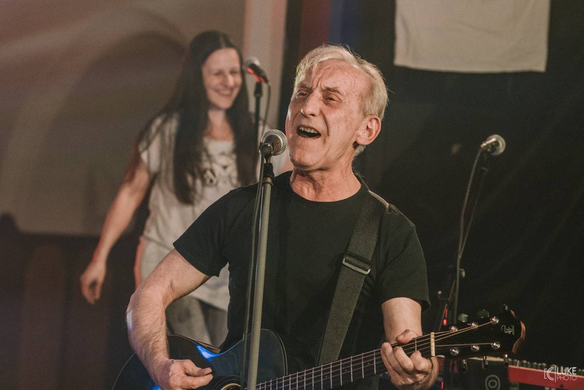 Mňága a Žďorp zahájila jarní turné a bylo to Spešl. Petr Fiala oslavil narozeniny, blahopřáli Tomáš Hanák, Petr Váša i Čechomor