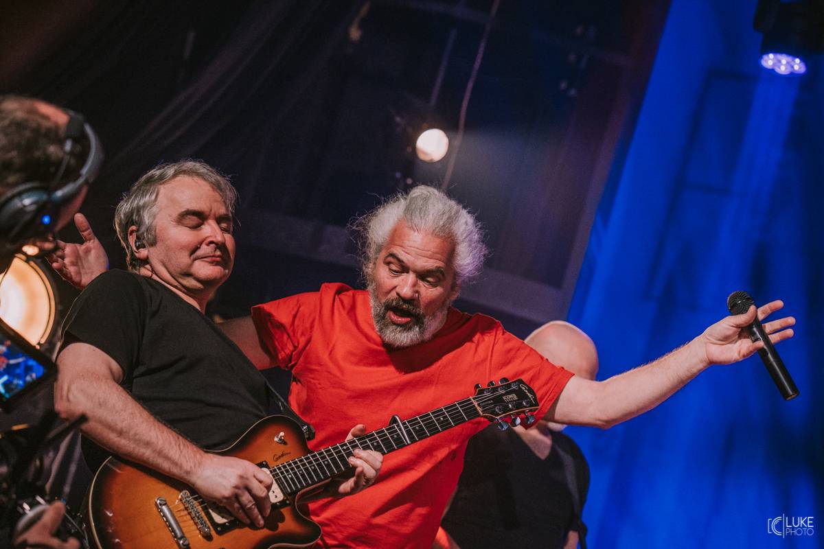 Mňága a Žďorp zahájila jarní turné a bylo to Spešl. Petr Fiala oslavil narozeniny, blahopřáli Tomáš Hanák, Petr Váša i Čechomor