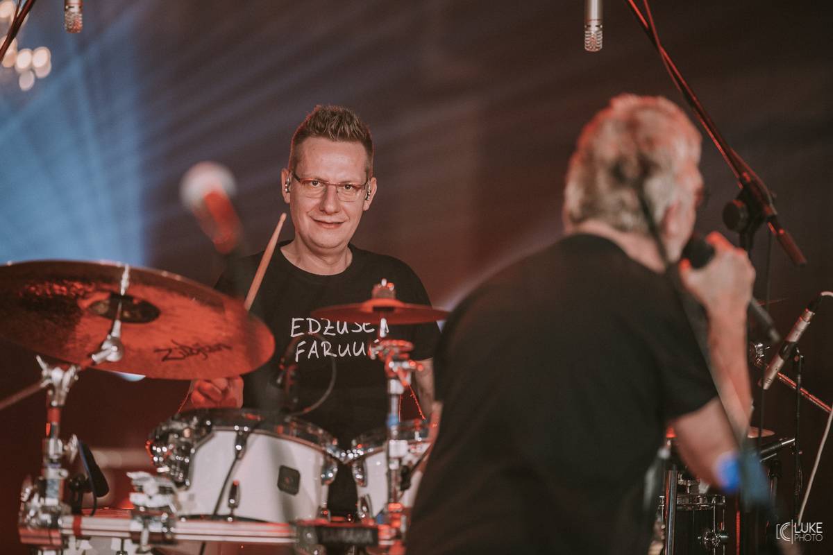 Mňága a Žďorp zahájila jarní turné a bylo to Spešl. Petr Fiala oslavil narozeniny, blahopřáli Tomáš Hanák, Petr Váša i Čechomor