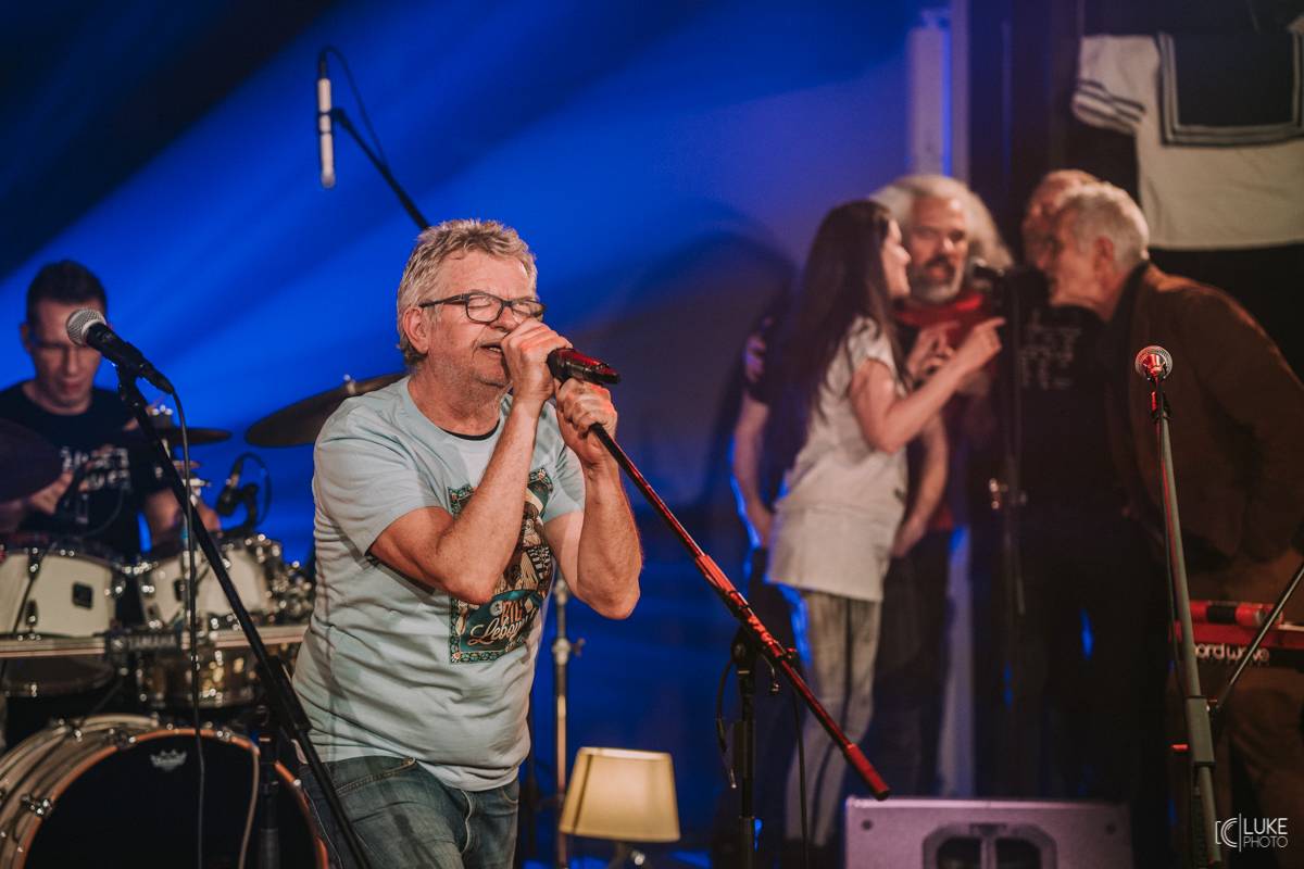 Mňága a Žďorp zahájila jarní turné a bylo to Spešl. Petr Fiala oslavil narozeniny, blahopřáli Tomáš Hanák, Petr Váša i Čechomor