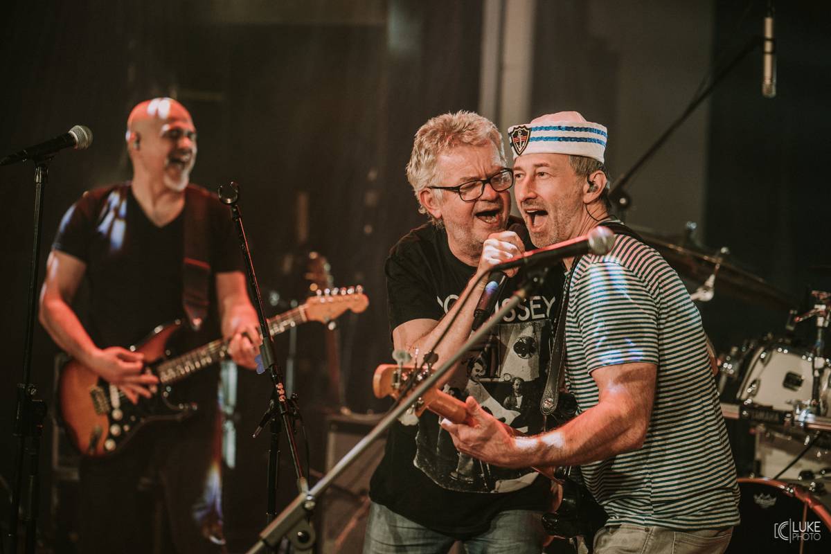 Mňága a Žďorp zahájila jarní turné a bylo to Spešl. Petr Fiala oslavil narozeniny, blahopřáli Tomáš Hanák, Petr Váša i Čechomor