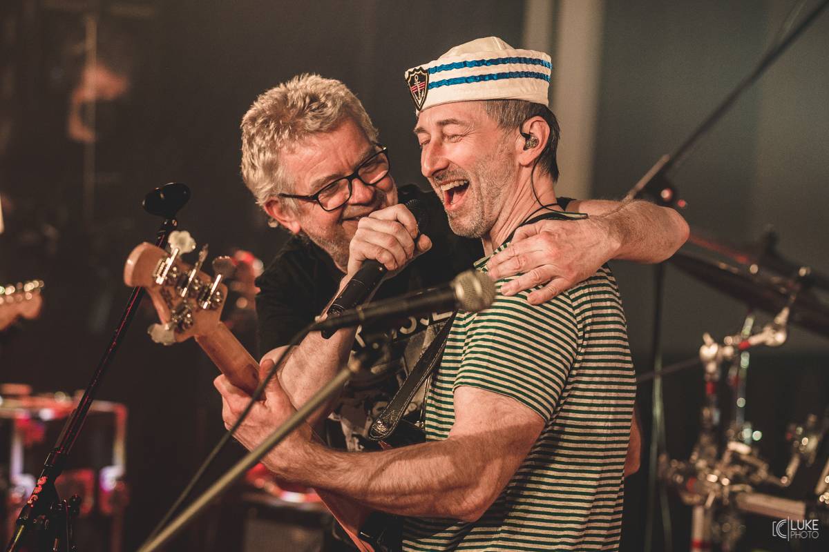 Mňága a Žďorp zahájila jarní turné a bylo to Spešl. Petr Fiala oslavil narozeniny, blahopřáli Tomáš Hanák, Petr Váša i Čechomor