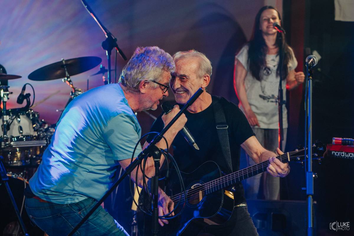 Mňága a Žďorp zahájila jarní turné a bylo to Spešl. Petr Fiala oslavil narozeniny, blahopřáli Tomáš Hanák, Petr Váša i Čechomor