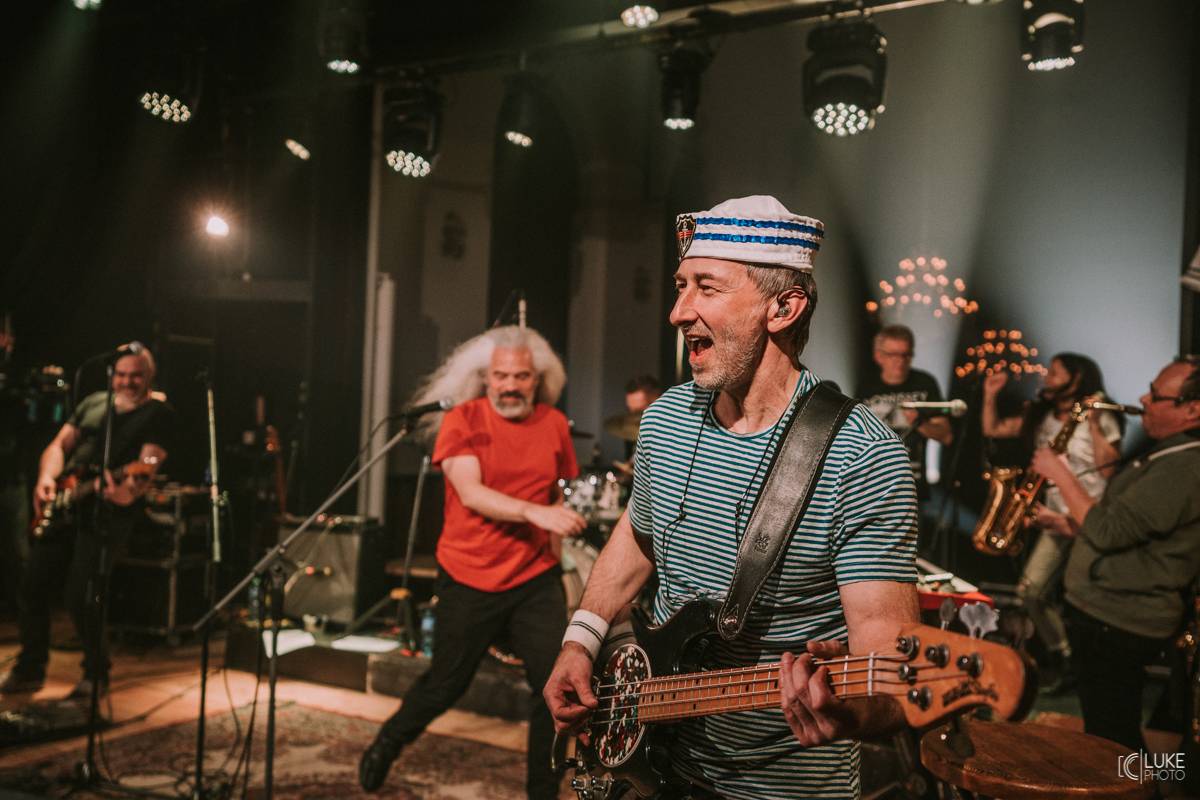 Mňága a Žďorp zahájila jarní turné a bylo to Spešl. Petr Fiala oslavil narozeniny, blahopřáli Tomáš Hanák, Petr Váša i Čechomor