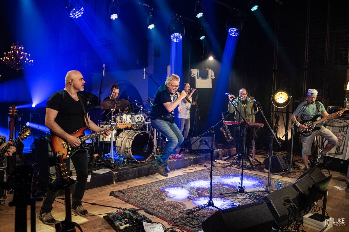 Mňága a Žďorp zahájila jarní turné a bylo to Spešl. Petr Fiala oslavil narozeniny, blahopřáli Tomáš Hanák, Petr Váša i Čechomor