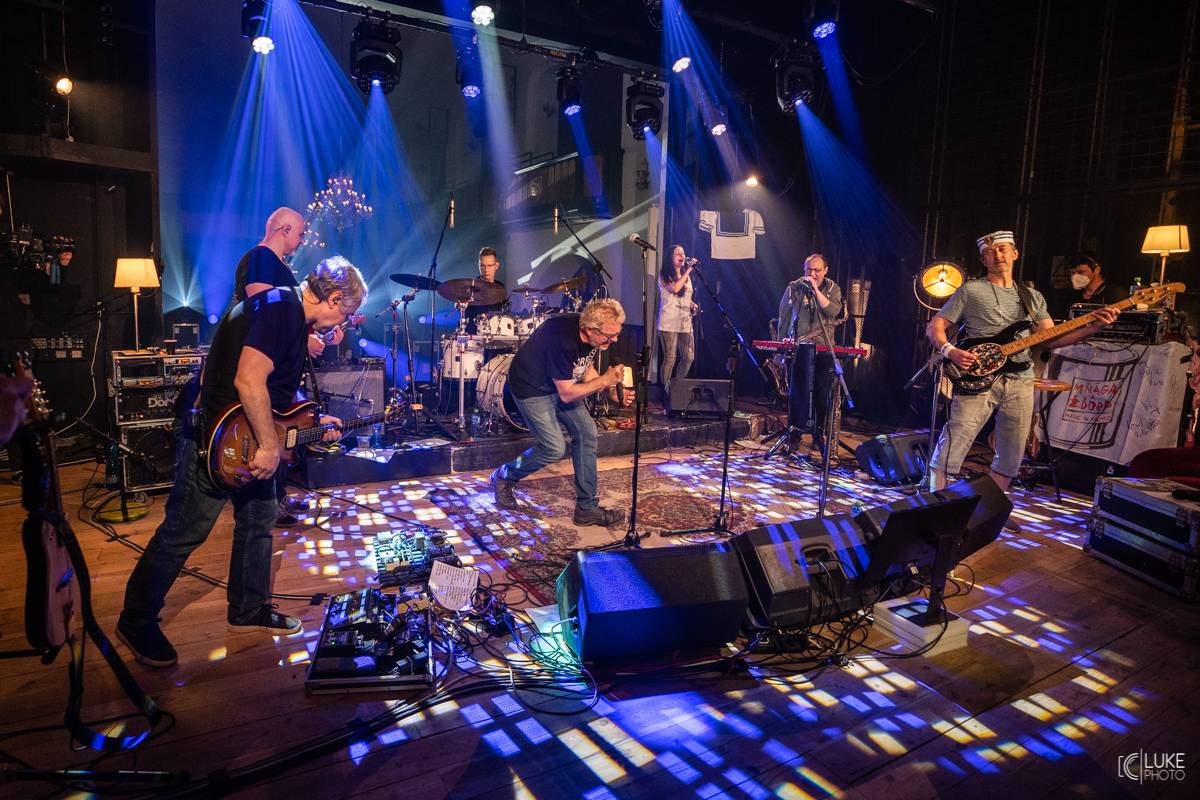 Mňága a Žďorp zahájila jarní turné a bylo to Spešl. Petr Fiala oslavil narozeniny, blahopřáli Tomáš Hanák, Petr Váša i Čechomor