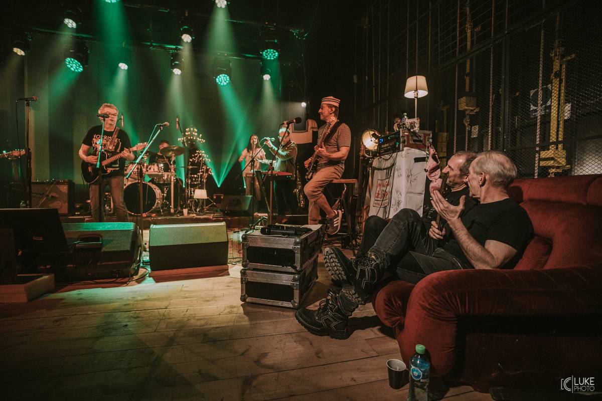 Mňága a Žďorp zahájila jarní turné a bylo to Spešl. Petr Fiala oslavil narozeniny, blahopřáli Tomáš Hanák, Petr Váša i Čechomor