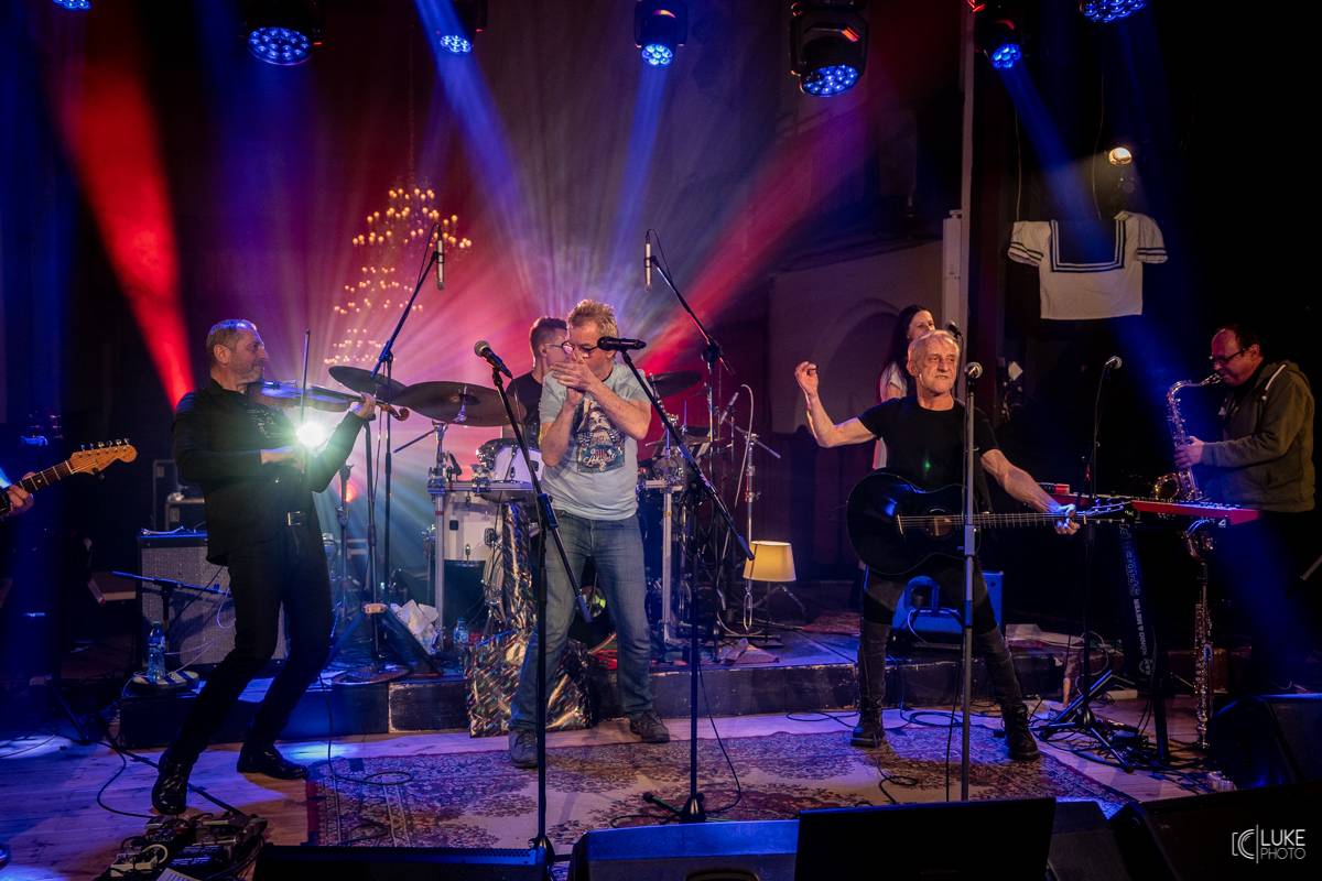 Mňága a Žďorp zahájila jarní turné a bylo to Spešl. Petr Fiala oslavil narozeniny, blahopřáli Tomáš Hanák, Petr Váša i Čechomor