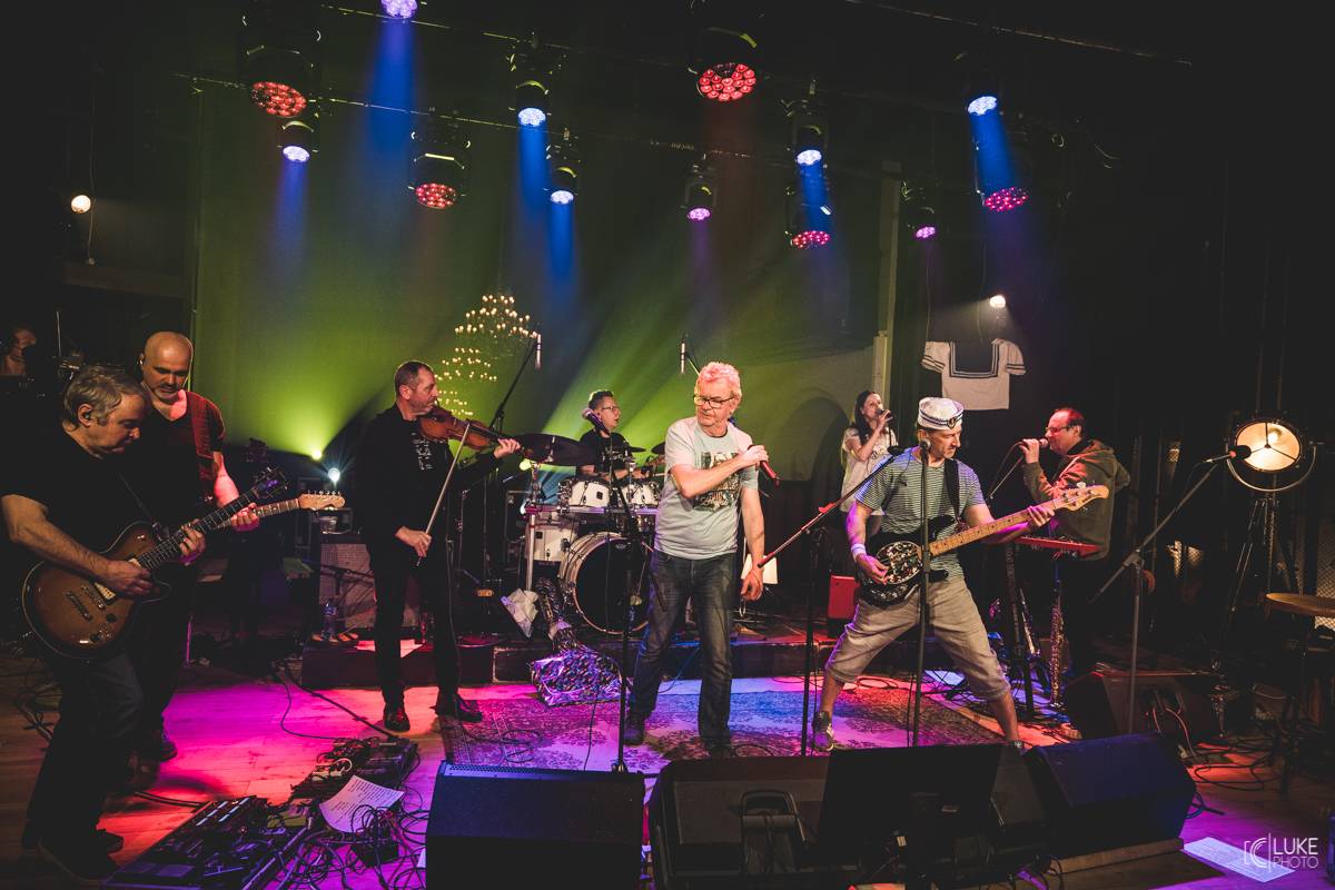 Mňága a Žďorp zahájila jarní turné a bylo to Spešl. Petr Fiala oslavil narozeniny, blahopřáli Tomáš Hanák, Petr Váša i Čechomor