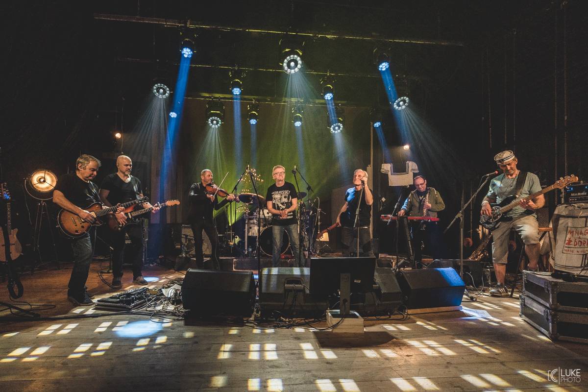 Mňága a Žďorp zahájila jarní turné a bylo to Spešl. Petr Fiala oslavil narozeniny, blahopřáli Tomáš Hanák, Petr Váša i Čechomor