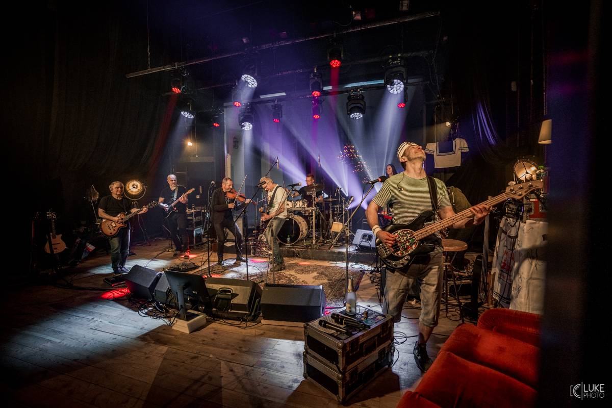 Mňága a Žďorp zahájila jarní turné a bylo to Spešl. Petr Fiala oslavil narozeniny, blahopřáli Tomáš Hanák, Petr Váša i Čechomor