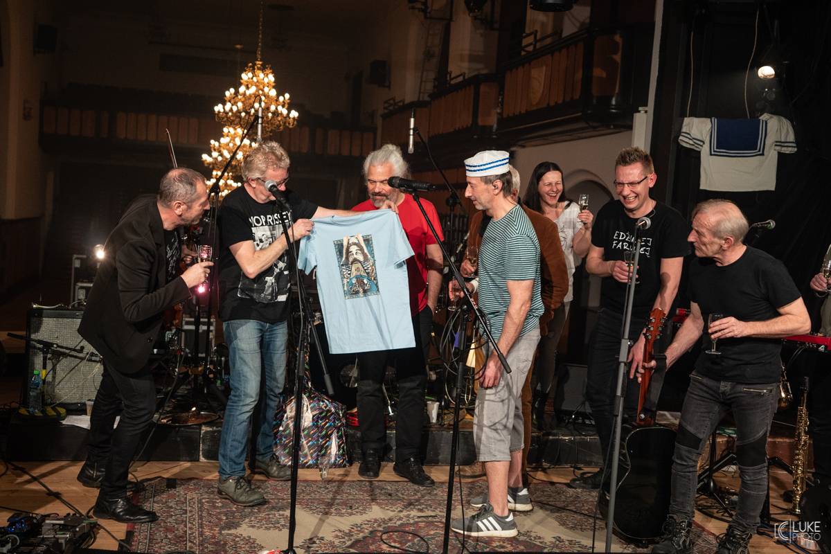 Mňága a Žďorp zahájila jarní turné a bylo to Spešl. Petr Fiala oslavil narozeniny, blahopřáli Tomáš Hanák, Petr Váša i Čechomor