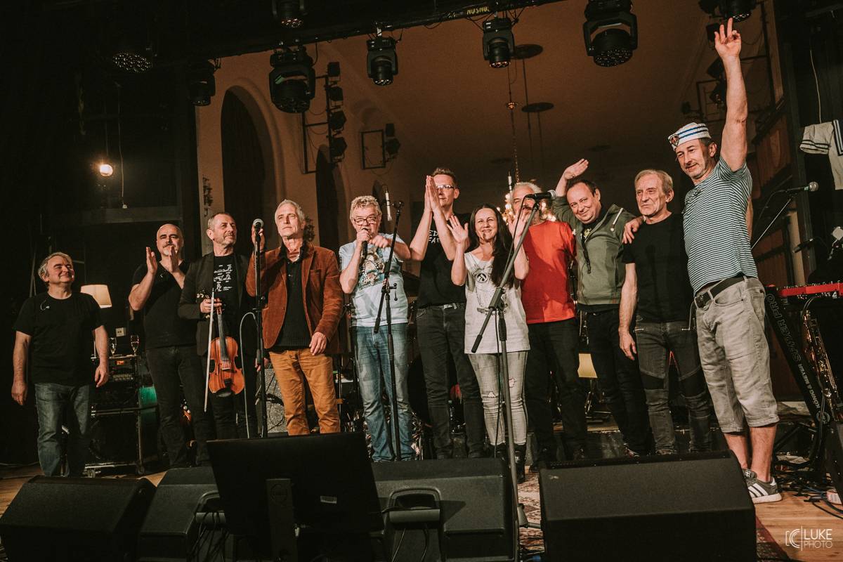 Mňága a Žďorp zahájila jarní turné a bylo to Spešl. Petr Fiala oslavil narozeniny, blahopřáli Tomáš Hanák, Petr Váša i Čechomor