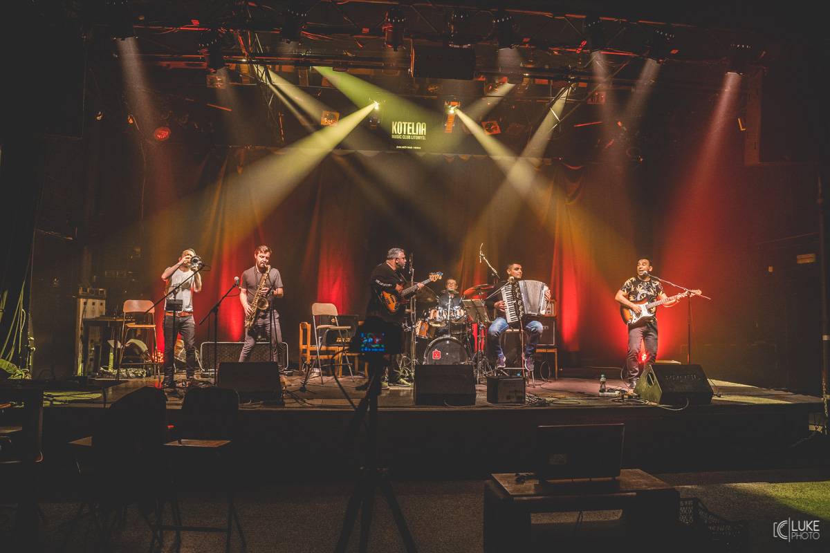 Terne Čhave zatopili v Litomyšli pod kotlem. Pověstní svojí energií na pódiu předvedli parádní koncert