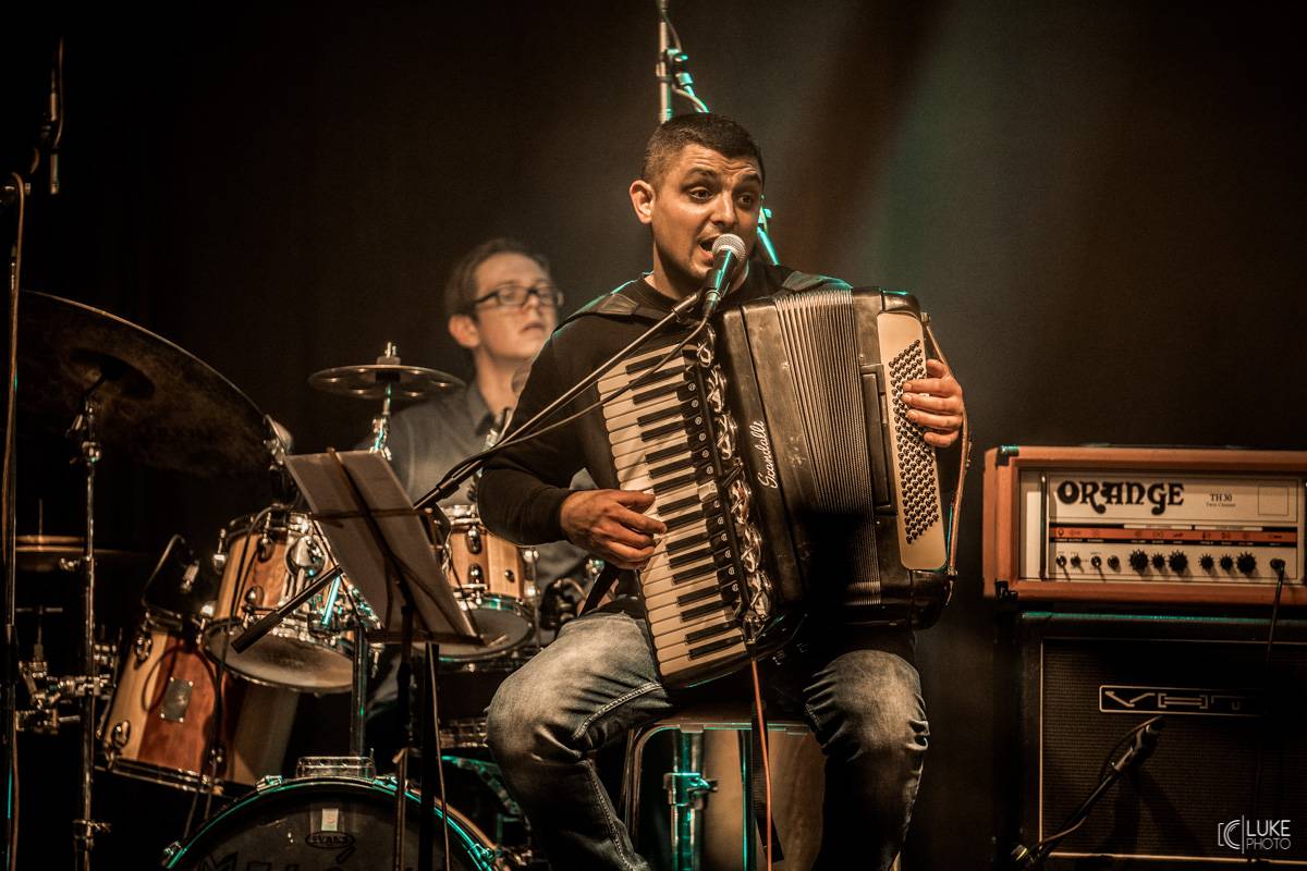 Terne Čhave zatopili v Litomyšli pod kotlem. Pověstní svojí energií na pódiu předvedli parádní koncert
