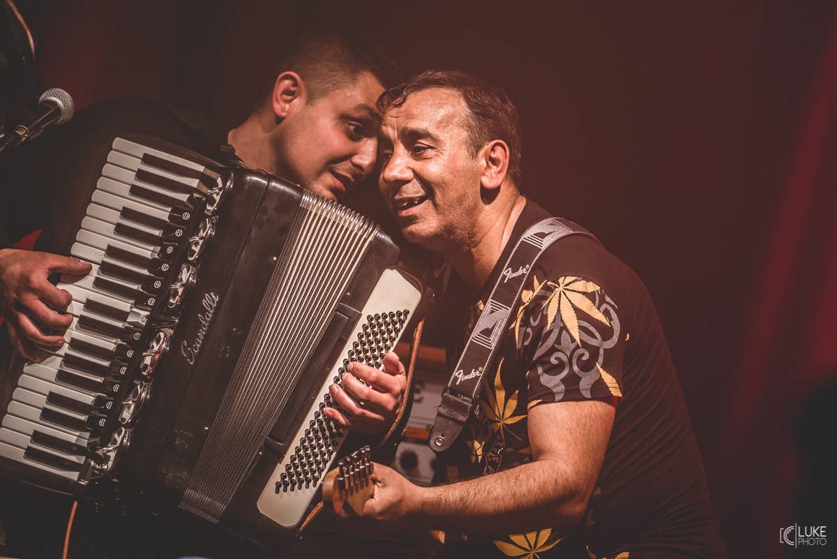 Terne Čhave zatopili v Litomyšli pod kotlem. Pověstní svojí energií na pódiu předvedli parádní koncert