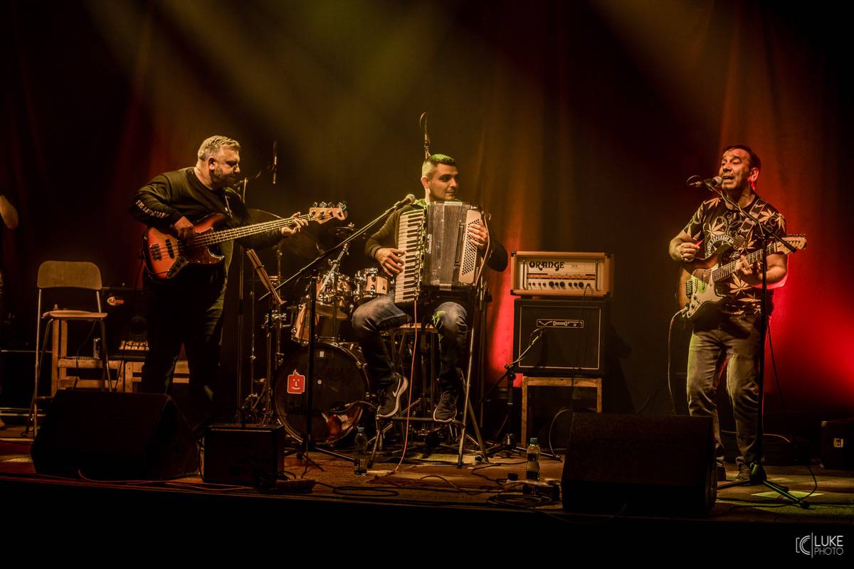 Terne Čhave zatopili v Litomyšli pod kotlem. Pověstní svojí energií na pódiu předvedli parádní koncert