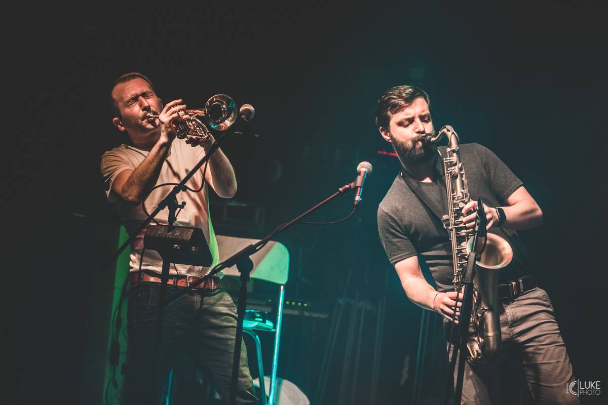 Terne Čhave zatopili v Litomyšli pod kotlem. Pověstní svojí energií na pódiu předvedli parádní koncert