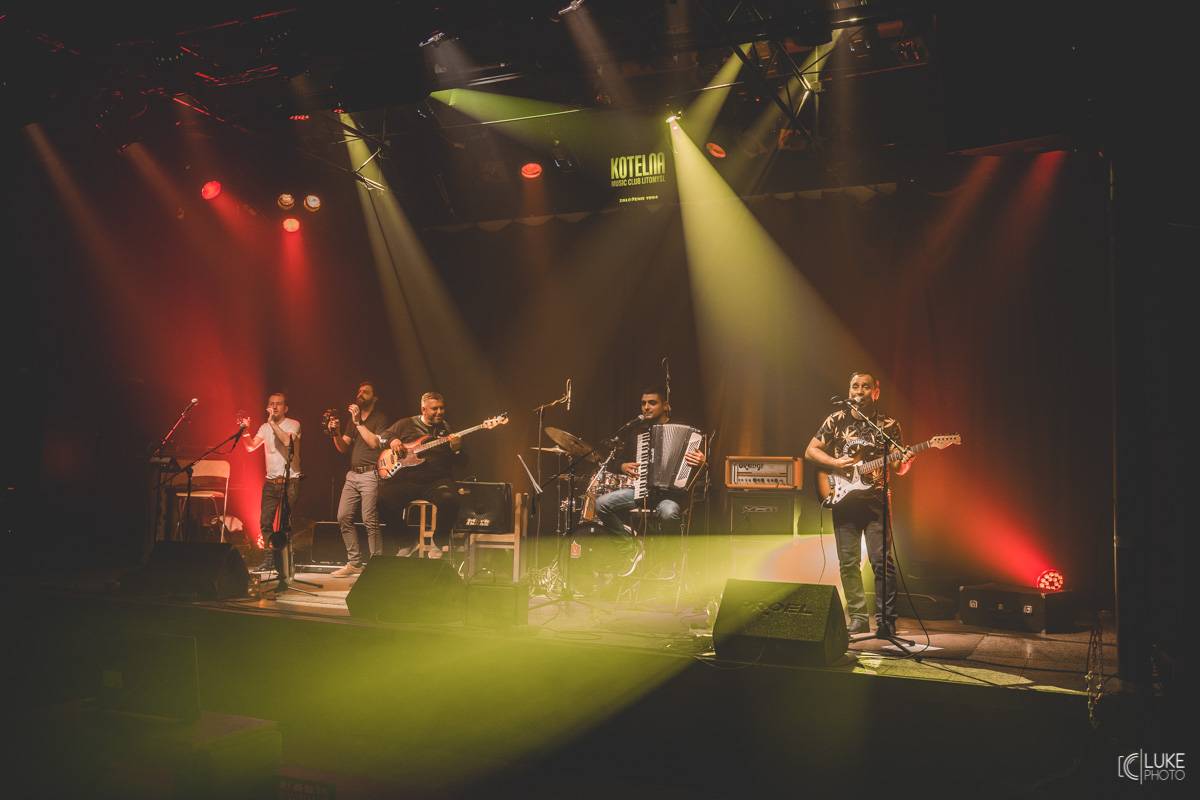 Terne Čhave zatopili v Litomyšli pod kotlem. Pověstní svojí energií na pódiu předvedli parádní koncert