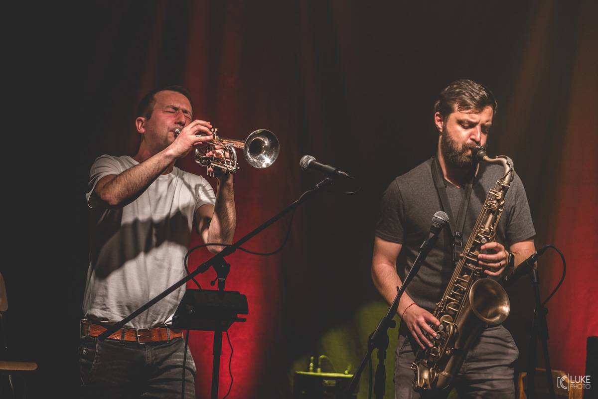 Terne Čhave zatopili v Litomyšli pod kotlem. Pověstní svojí energií na pódiu předvedli parádní koncert