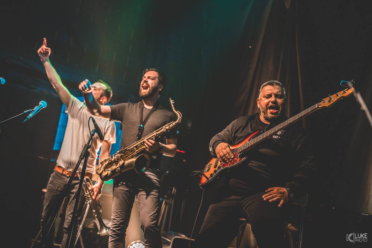 Terne Čhave zatopili v Litomyšli pod kotlem. Pověstní svojí energií na pódiu předvedli parádní koncert