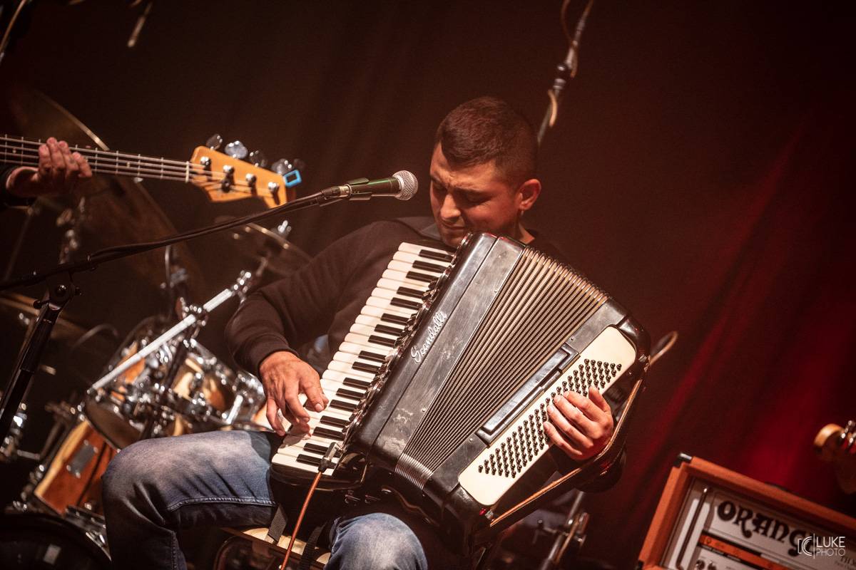 Terne Čhave zatopili v Litomyšli pod kotlem. Pověstní svojí energií na pódiu předvedli parádní koncert