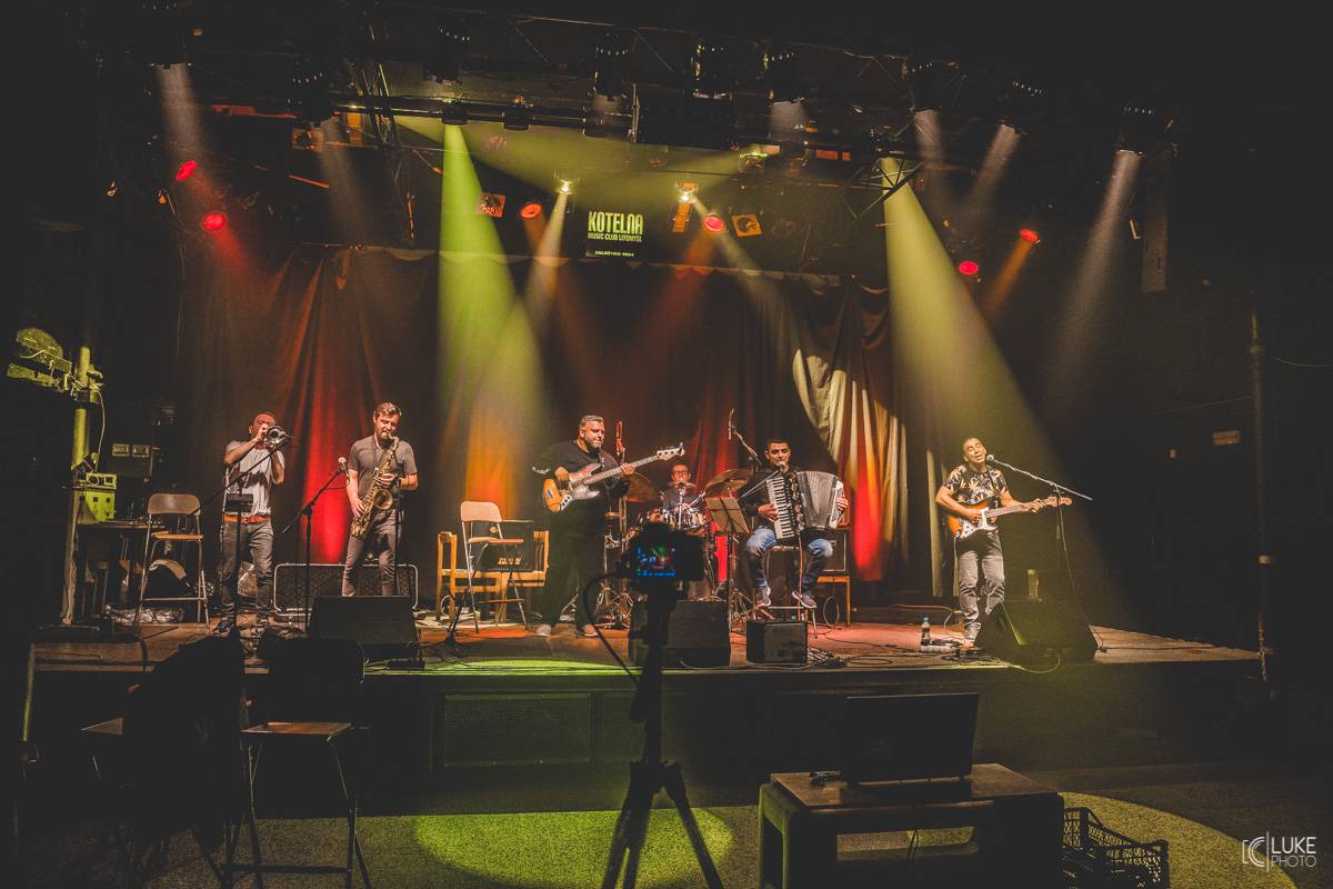 Terne Čhave zatopili v Litomyšli pod kotlem. Pověstní svojí energií na pódiu předvedli parádní koncert