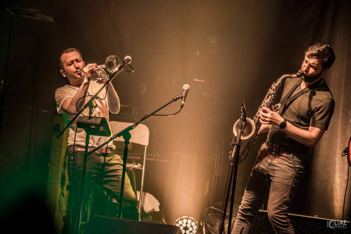 Terne Čhave zatopili v Litomyšli pod kotlem. Pověstní svojí energií na pódiu předvedli parádní koncert