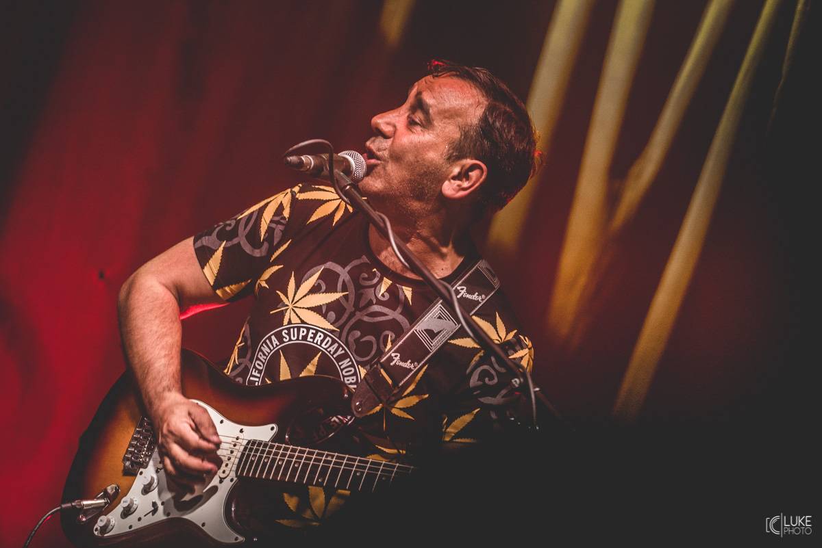 Terne Čhave zatopili v Litomyšli pod kotlem. Pověstní svojí energií na pódiu předvedli parádní koncert