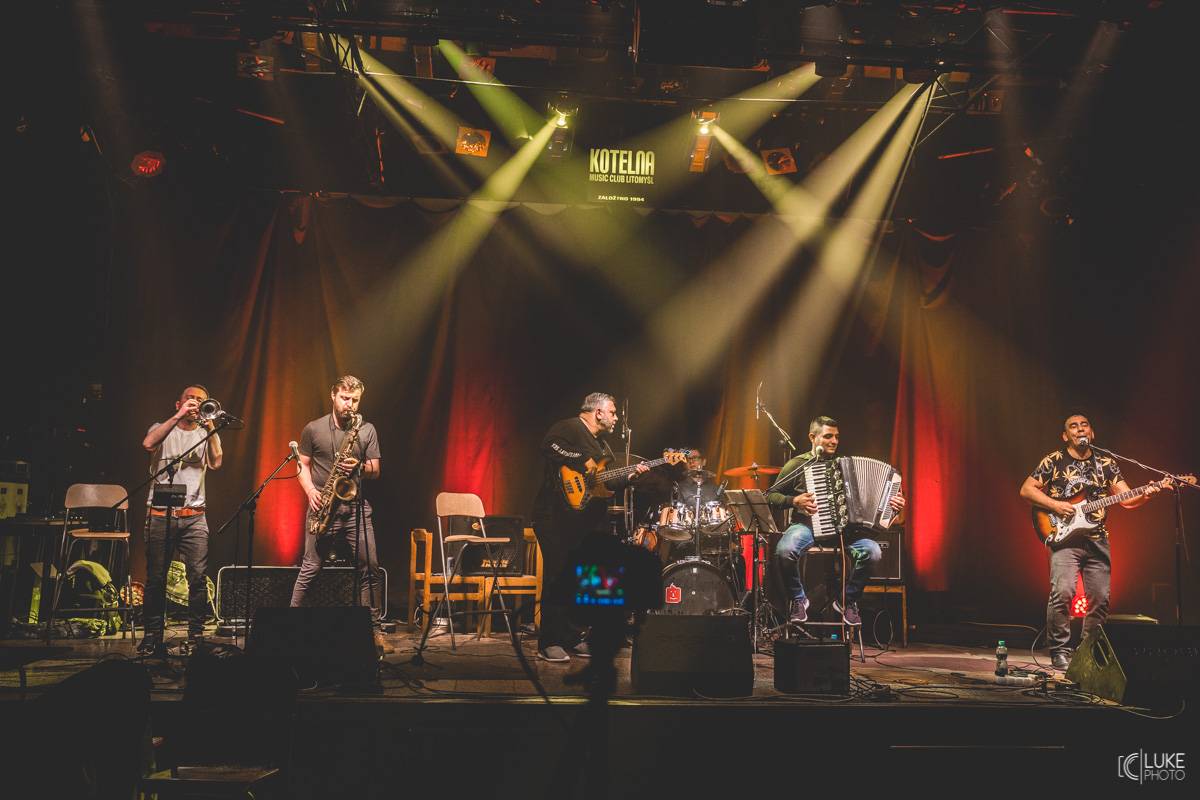 Terne Čhave zatopili v Litomyšli pod kotlem. Pověstní svojí energií na pódiu předvedli parádní koncert