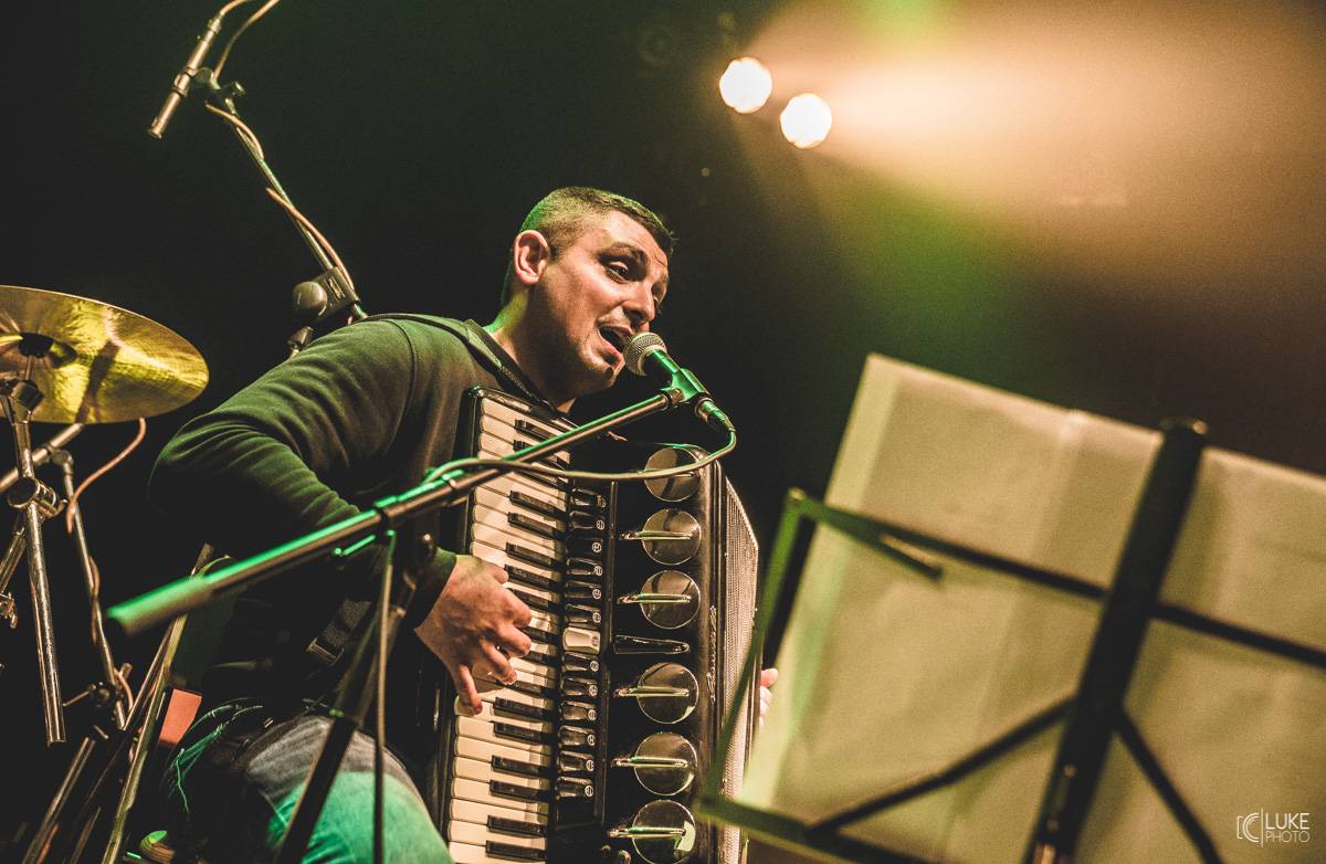 Terne Čhave zatopili v Litomyšli pod kotlem. Pověstní svojí energií na pódiu předvedli parádní koncert