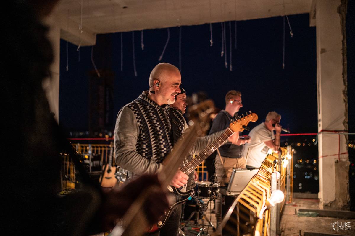 Mňága a Žďorp vystoupila společně s Miro Žbirkou na střeše brněnských trojčat. Aplaus fanoušků byl slyšet i z přilehlých ulic