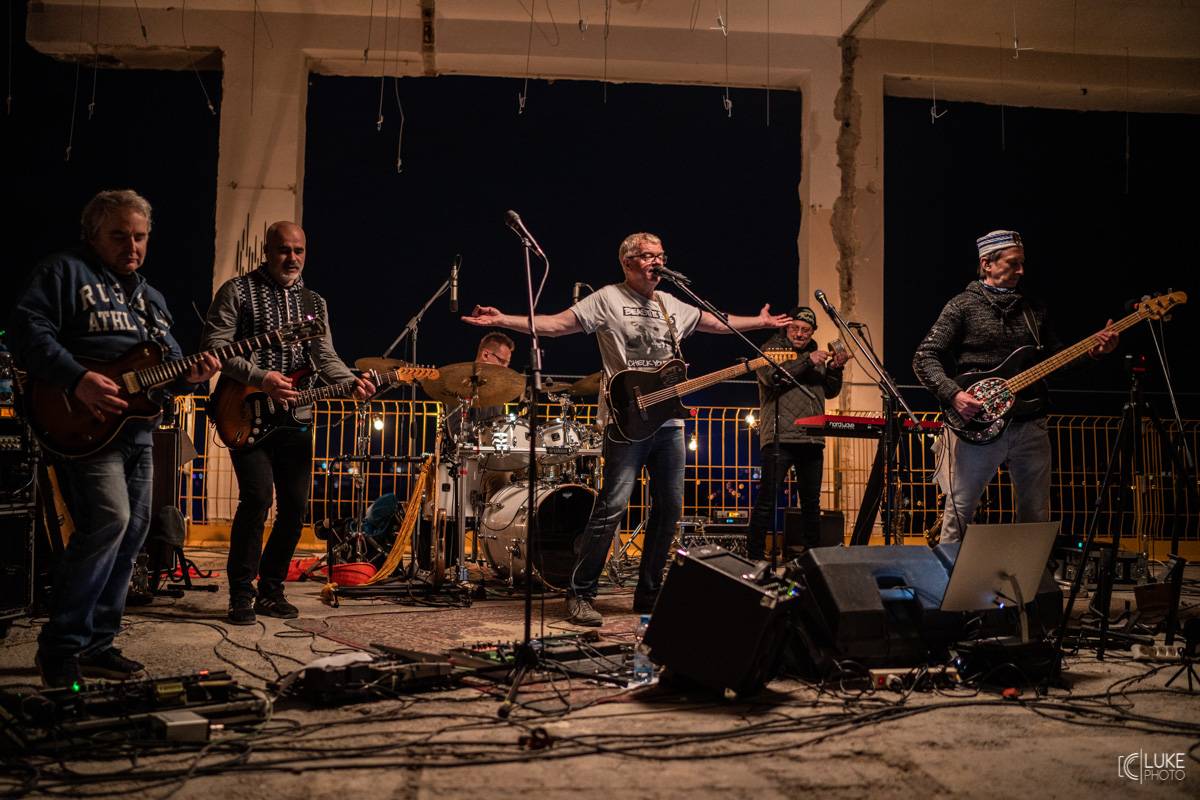 Mňága a Žďorp vystoupila společně s Miro Žbirkou na střeše brněnských trojčat. Aplaus fanoušků byl slyšet i z přilehlých ulic