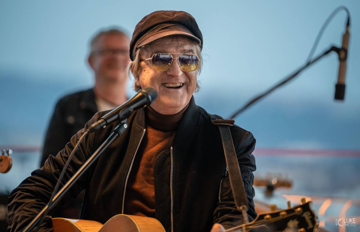 Mňága a Žďorp vystoupila společně s Miro Žbirkou na střeše brněnských trojčat. Aplaus fanoušků byl slyšet i z přilehlých ulic