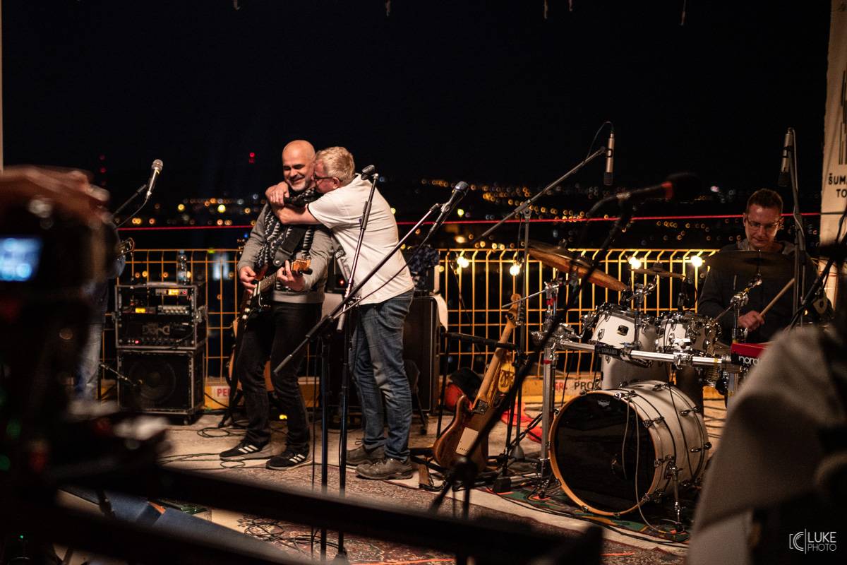 Mňága a Žďorp vystoupila společně s Miro Žbirkou na střeše brněnských trojčat. Aplaus fanoušků byl slyšet i z přilehlých ulic