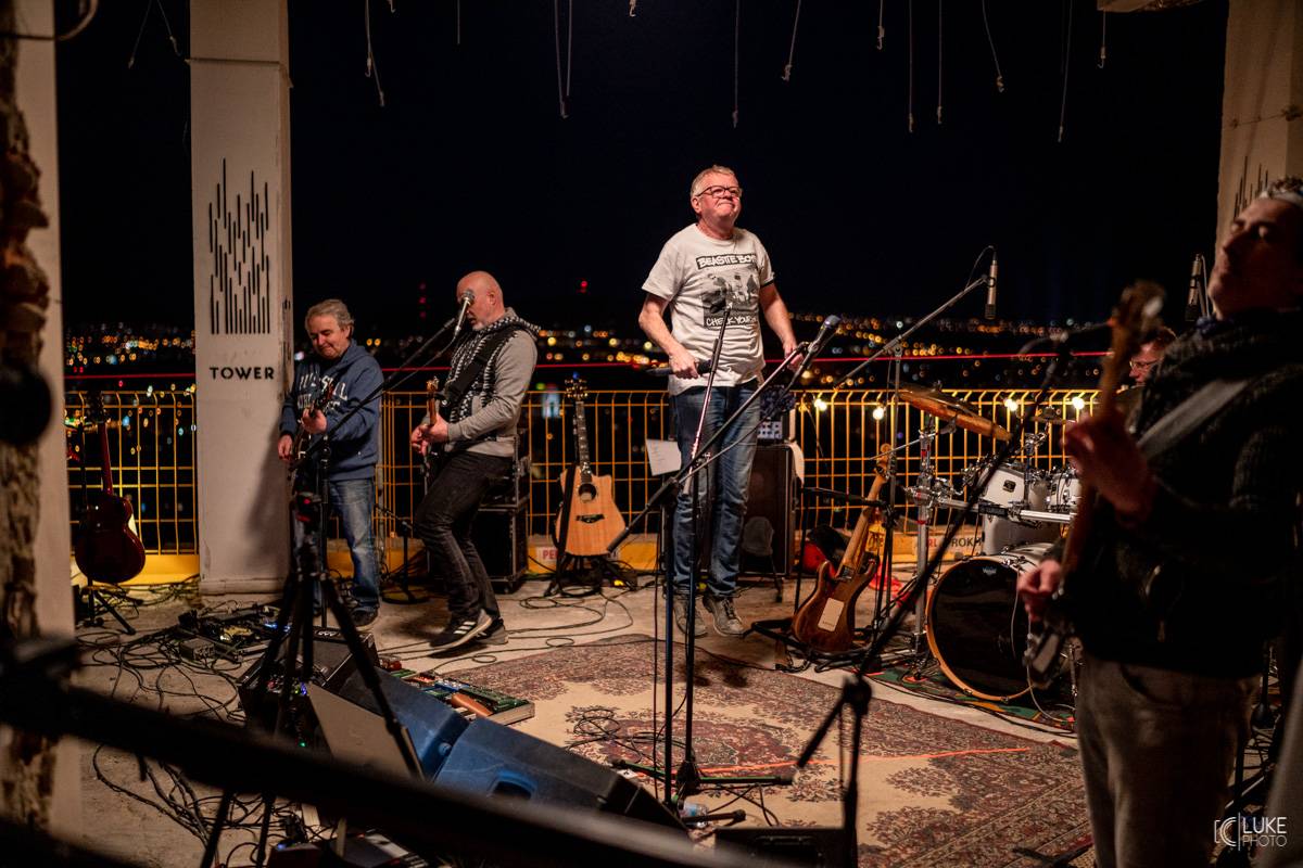 Mňága a Žďorp vystoupila společně s Miro Žbirkou na střeše brněnských trojčat. Aplaus fanoušků byl slyšet i z přilehlých ulic