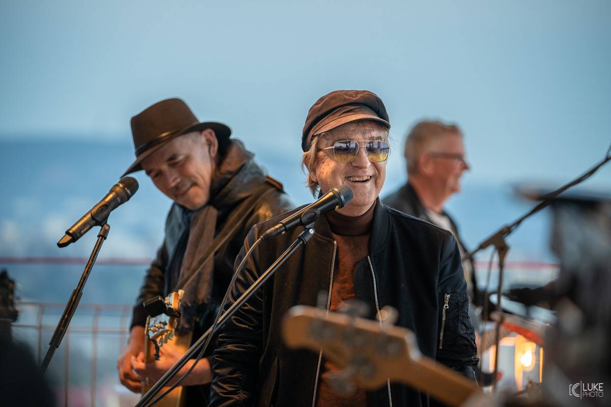 Mňága a Žďorp vystoupila společně s Miro Žbirkou na střeše brněnských trojčat. Aplaus fanoušků byl slyšet i z přilehlých ulic