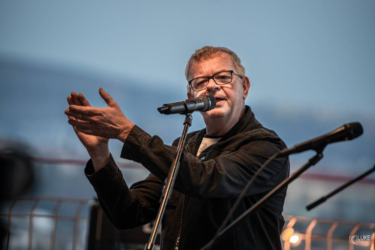 Mňága a Žďorp vystoupila společně s Miro Žbirkou na střeše brněnských trojčat. Aplaus fanoušků byl slyšet i z přilehlých ulic