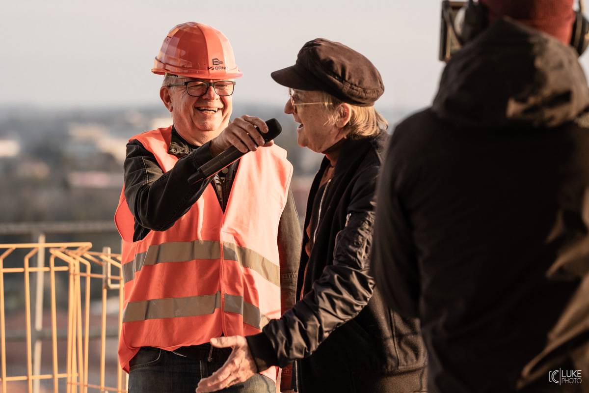 Mňága a Žďorp vystoupila společně s Miro Žbirkou na střeše brněnských trojčat. Aplaus fanoušků byl slyšet i z přilehlých ulic