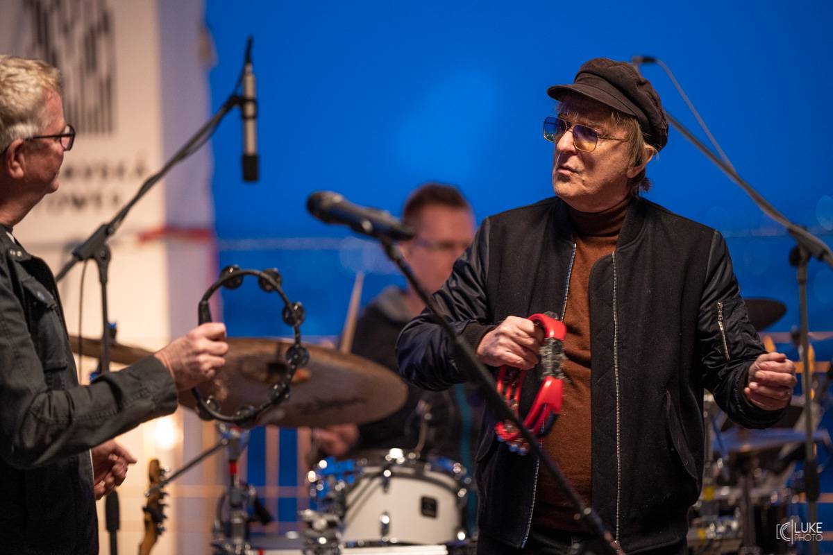 Mňága a Žďorp vystoupila společně s Miro Žbirkou na střeše brněnských trojčat. Aplaus fanoušků byl slyšet i z přilehlých ulic