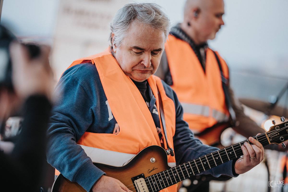 Mňága a Žďorp vystoupila společně s Miro Žbirkou na střeše brněnských trojčat. Aplaus fanoušků byl slyšet i z přilehlých ulic