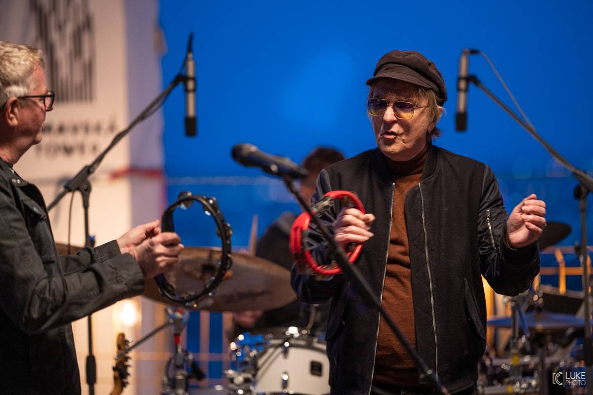 Mňága a Žďorp vystoupila společně s Miro Žbirkou na střeše brněnských trojčat. Aplaus fanoušků byl slyšet i z přilehlých ulic