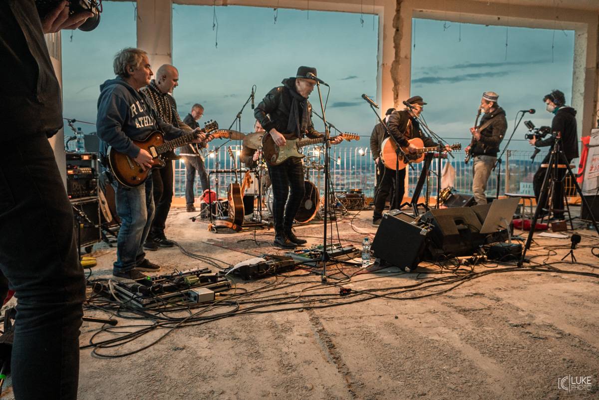 Mňága a Žďorp vystoupila společně s Miro Žbirkou na střeše brněnských trojčat. Aplaus fanoušků byl slyšet i z přilehlých ulic